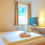 Strandhotel Burgstaller מלון פלד אם סי