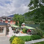 Strandhotel Burgstaller מלון