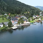 Strandhotel Burgstaller מלון