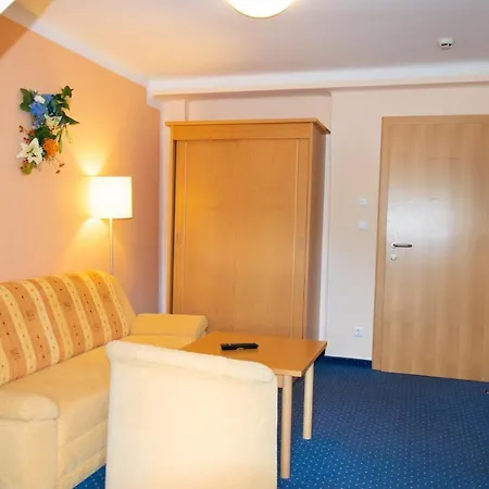 Strandhotel Burgstaller ホテル フェルト・アム・ゼー